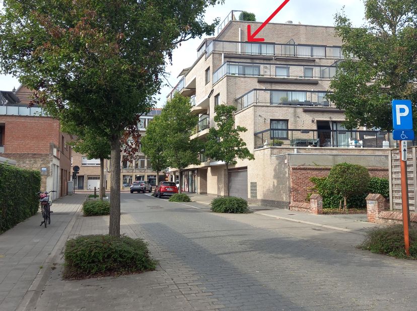 Rustig gelegen appartement in een standingvol appartementsgebouw met 5 bouwlagen in een residentiële buurt in de Spalaan 78 Mariakerke. Het appartemen